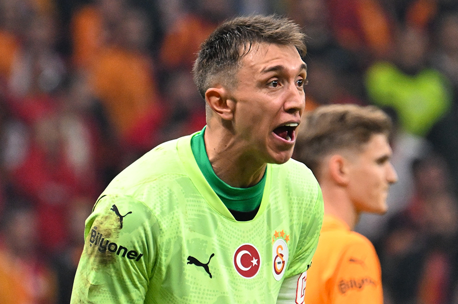 Muslera soruya kızdı, canlı yayını terk etti: AZ Alkmaar maçı sonrası şok tepki