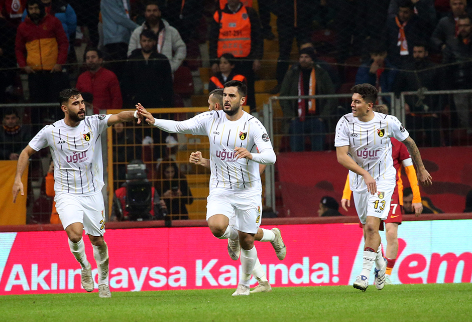 Galatasaray yeni bir ismi transfer gündemine aldı