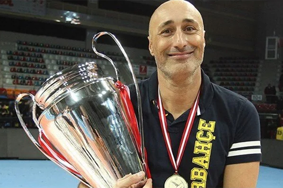 Fenerbahçe derbi öncesi yeni antrenörünü açıkladı