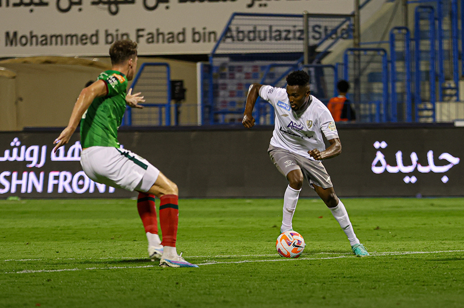 Bernard Mensah'ın 'hat-trick'i Steven Gerrard'ın galibiyetini önleyemedi