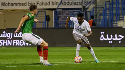 Bernard Mensah'ın 'hat-trick'i Steven Gerrard'ın galibiyetini önleyemedi