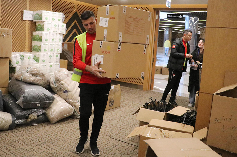 Süper Lig hakemi Ümit Öztürk, depremzedeler için gönüllü çalışıyor