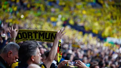 Almanya futbol tarihinde bir ilk: Dortmund imzaladı