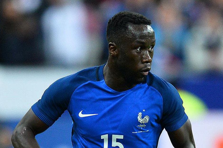 Bacary Sagna bağışlara öncülük ediyor