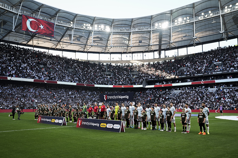 Beşiktaş'ta 2 şok birden: İlk yarıda talihsiz sakatlıklar
