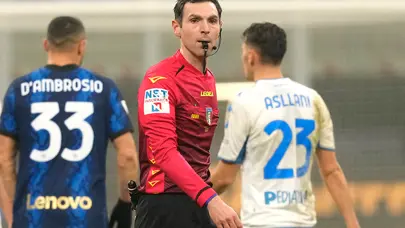 İZLE | Yardımcısının elini sıkmayan hakeme 1 maç ceza