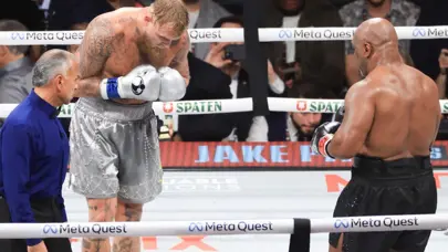 Herkes Jake Paul'un maç sonu ringde Mike Tyson'a yaptığı hareketi konuşuyor