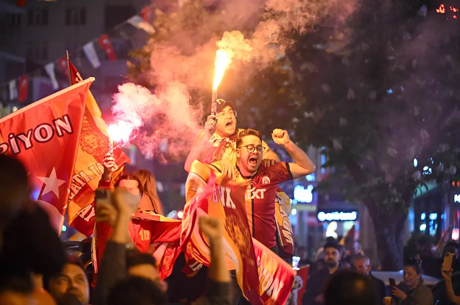 Galatasaraylı taraftarların şampiyonluk ve 5. yıldız kutlamalarından unutulmaz fotoğraflar - 13 Galatasaraylı taraftarların şampiyonluk ve 5. yıldız kutlamalarından unutulmaz fotoğraflar - 13