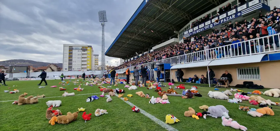 Sırbistan Ligi'nde depremzede çocuklar için oyuncak toplandı - 10