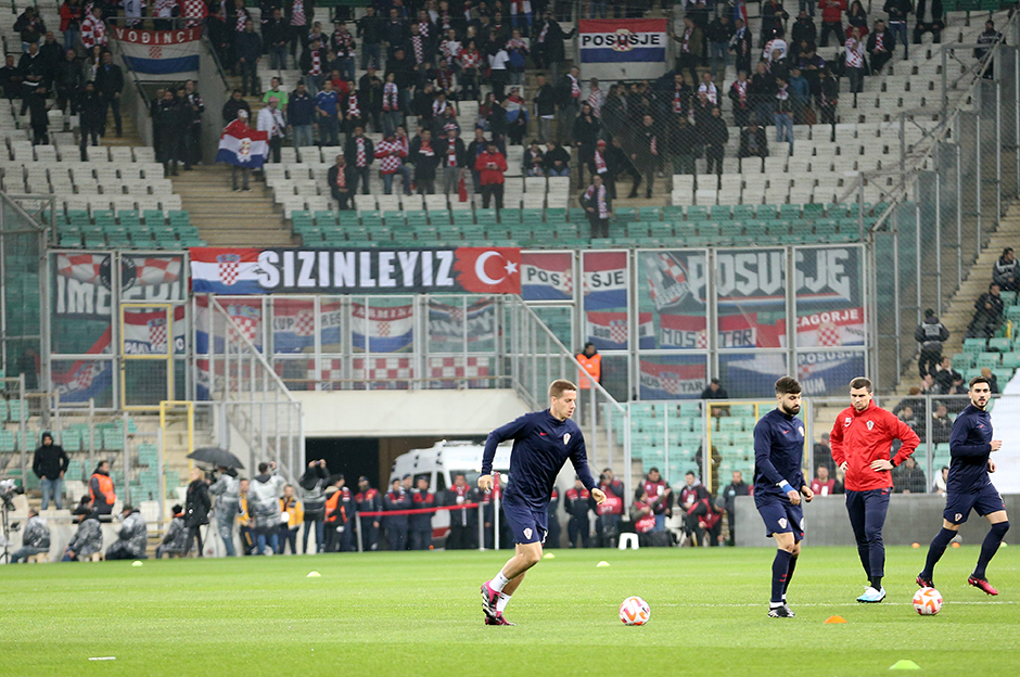 Depremzedeler unutulmadı: Hırvat tribünlerinden destek