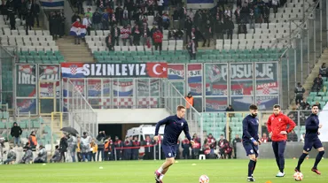 Depremzedeler unutulmadı: Hırvat tribünlerinden destek