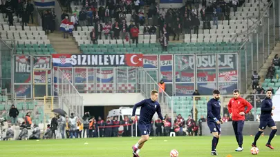 Depremzedeler unutulmadı: Hırvat tribünlerinden destek