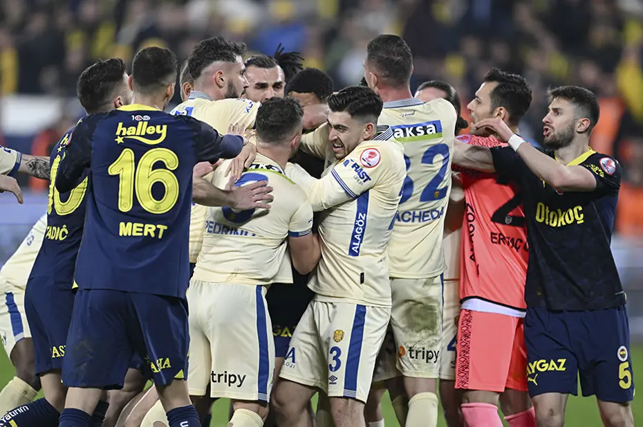 Mert Hakan Yandaş ile Kazımcan Karataş arasında arbede: Ankaragücü-Fenerbahçe maçı sonrası gerilim - 4 Mert Hakan Yandaş ile Kazımcan Karataş arasında arbede: Ankaragücü-Fenerbahçe maçı sonrası gerilim - 4