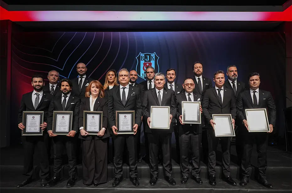 Serdal Adalı ve yönetimi mazbatasını aldı: "Bize verilen bu göreve ve emanete layık olacağız" - 1 Serdal Adalı ve yönetimi mazbatasını aldı: "Bize verilen bu göreve ve emanete layık olacağız" - 1