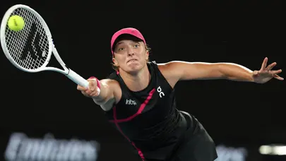 Roland Garros'ta Iga Swiatek ve Jannik Sinner yarı finalde