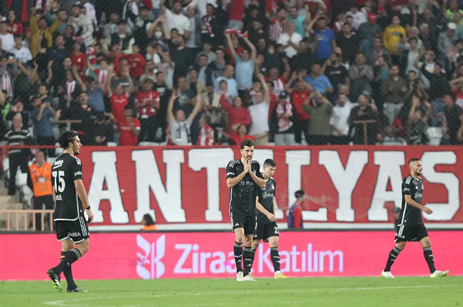 "Penaltı ve kırmızıyı atladı!" | Spor yazarları Antalyaspor-Beşiktaş maçı için ne dedi? - 4 "Penaltı ve kırmızıyı atladı!" | Spor yazarları Antalyaspor-Beşiktaş maçı için ne dedi? - 4