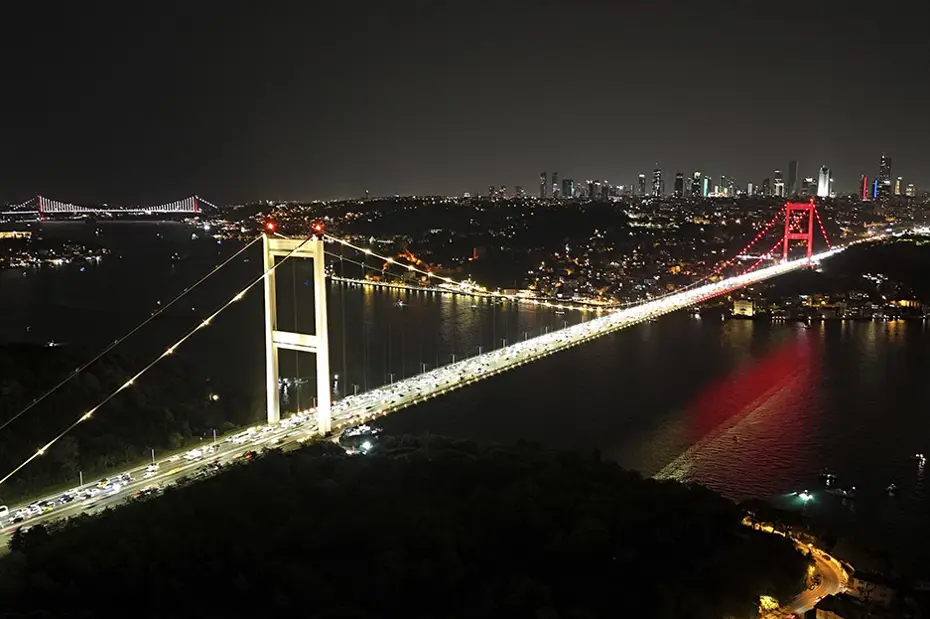 Fatih Sultan Mehmet Köprüsü "sarı-kırımızı" oldu - 5