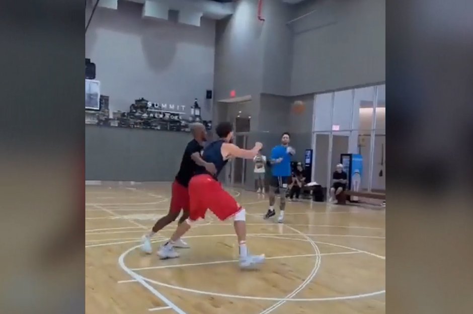 Golden State Warriors'ın yıldızı Klay Thompson, Fenerbahçe tişörtüyle antrenmanda