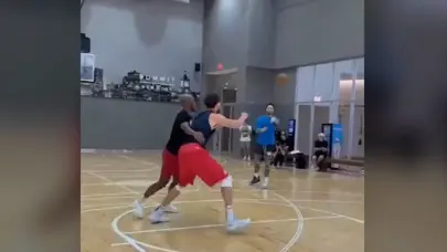 Golden State Warriors'ın yıldızı Klay Thompson, Fenerbahçe tişörtüyle antrenmanda