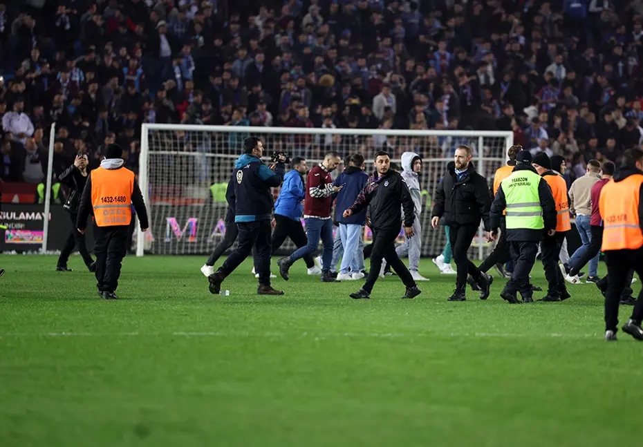 Dış basında Trabzonspor-Fenerbahçe maçındaki olayların yansımaları: "Kung fu, karate" - 20 Dış basında Trabzonspor-Fenerbahçe maçındaki olayların yansımaları: "Kung fu, karate" - 20
