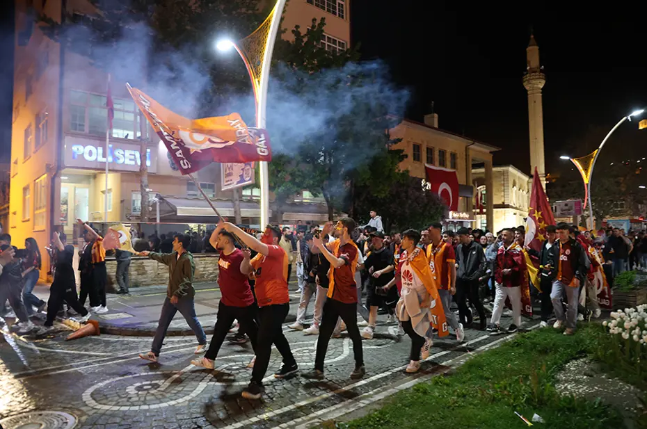 Galatasaraylı taraftarların şampiyonluk ve 5. yıldız kutlamalarından unutulmaz fotoğraflar - 3 Galatasaraylı taraftarların şampiyonluk ve 5. yıldız kutlamalarından unutulmaz fotoğraflar - 3