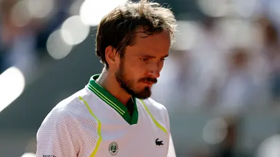 Roland Garros'da sürpriz: Dünya 2 numarası Medvedev elendi