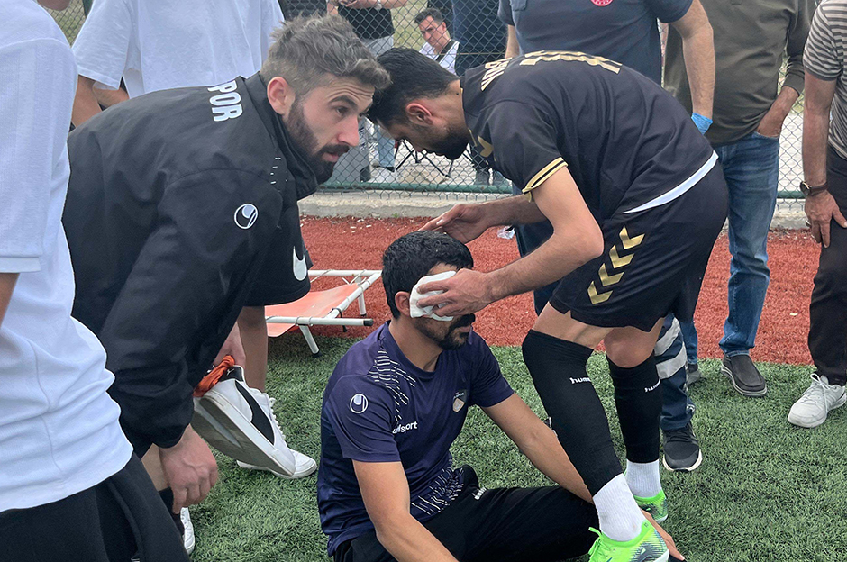 Konya'daki maçta olay: Bir futbolcu ve bir antrenör yaralandı