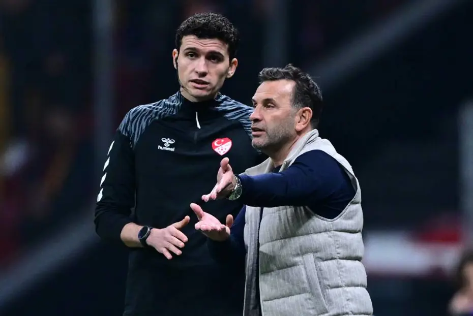 Okan Buruk, Mourinho'nun stratejisini çözdü: "Bazen gülerek geçmek lazım" - 3
