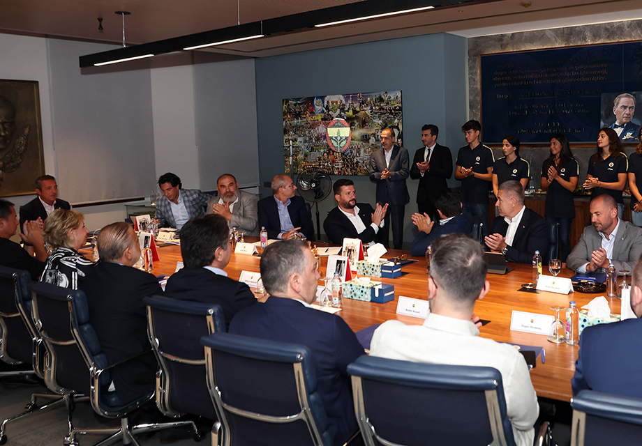 Ali Koç milli yüzücülerle bir araya geldi