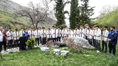 UEFA Gençlik Ligi'nde tarih yazan Trabzonspor U19'dan Özkan Sümer'in kabrine ziyaret