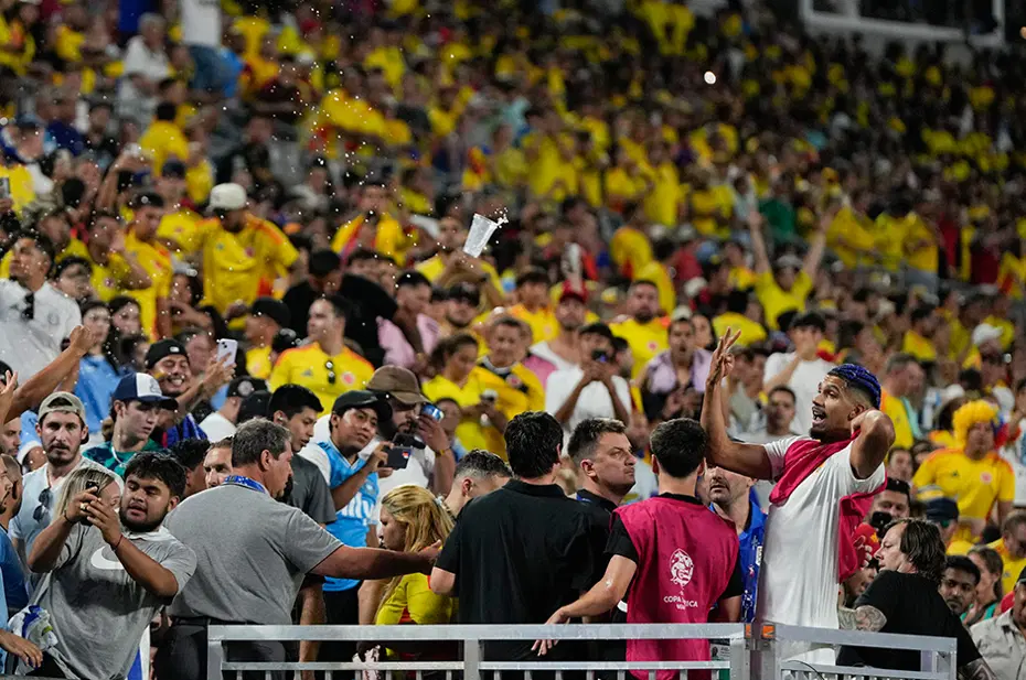 Copa America'da olaylı maç: Darwin Nunez, tribüne çıkıp taraftarla yumruklaştı - 5