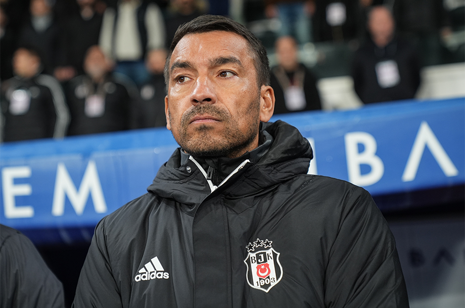Van Bronckhorst biletlerini kesti: Beşiktaş'tan hangi futbolcular ayrılacak?