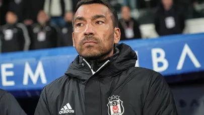 Van Bronckhorst biletlerini kesti: Beşiktaş'tan hangi futbolcular ayrılacak?