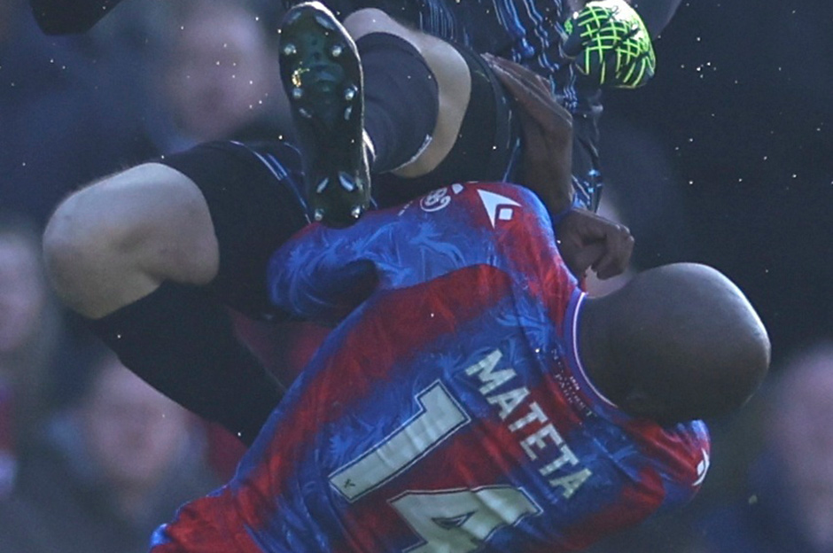 Kalecinin uçan tekmesiyle hastanelik olan Mateta'ya 25 dikiş