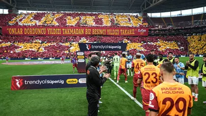 Başakşehir, şampiyon Galatasaray'ı alkışladı