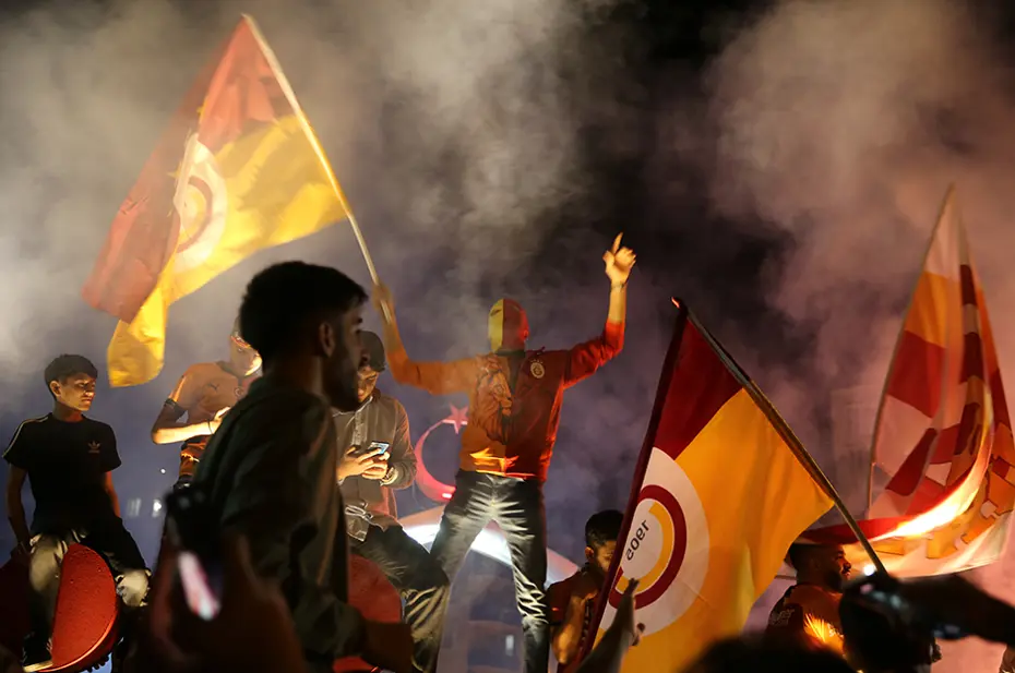 Galatasaraylı taraftarların şampiyonluk ve 5. yıldız kutlamalarından unutulmaz fotoğraflar - 8 Galatasaraylı taraftarların şampiyonluk ve 5. yıldız kutlamalarından unutulmaz fotoğraflar - 8