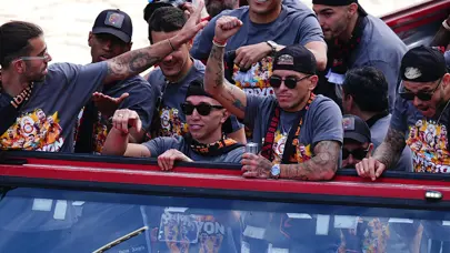 Galatasaraylı oyuncular, şampiyonluk kutlamaları için RAMS Park'a geldi