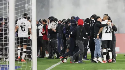 Dünya bu maçı konuşuyor: Taraftarlar sahaya indi, 2 kişi hayatını kaybetti