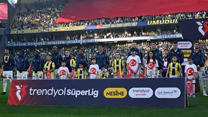 FLAŞ: Fenerbahçe'de maça dakikalar kala 2 isim kadrodan çıkarıldı