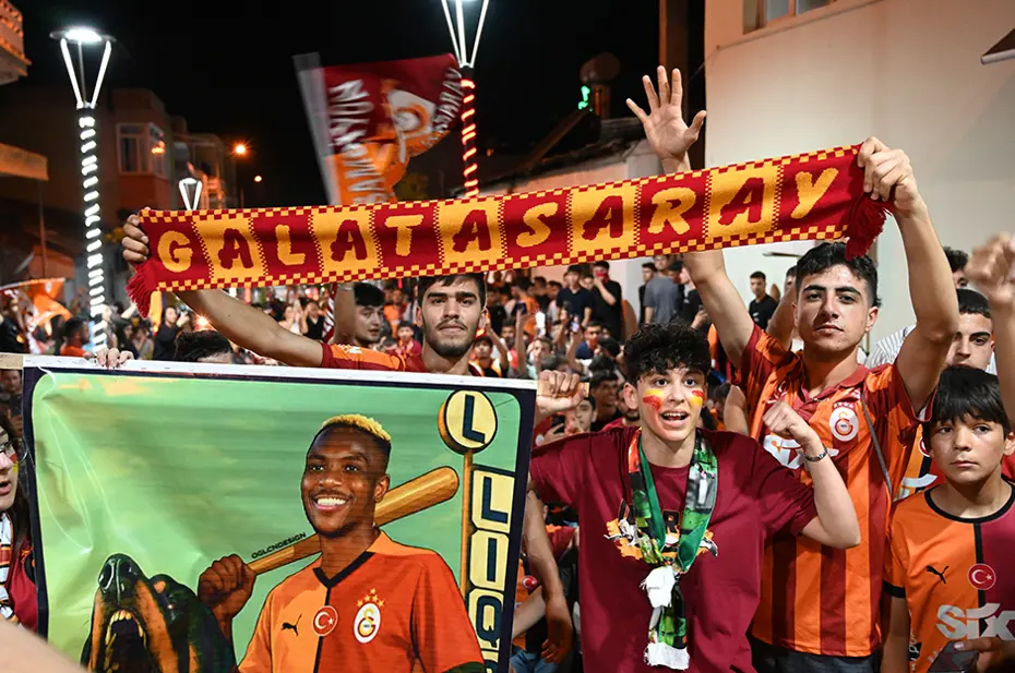 Galatasaraylı taraftarların şampiyonluk ve 5. yıldız kutlamalarından unutulmaz fotoğraflar - 10 Galatasaraylı taraftarların şampiyonluk ve 5. yıldız kutlamalarından unutulmaz fotoğraflar - 10