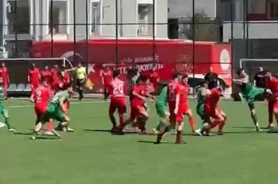 Futbol turnuvasında oyuncuların tekme tokat kavgası