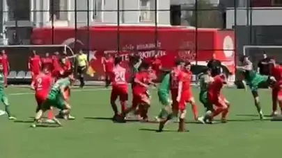 Futbol turnuvasında oyuncuların tekme tokat kavgası