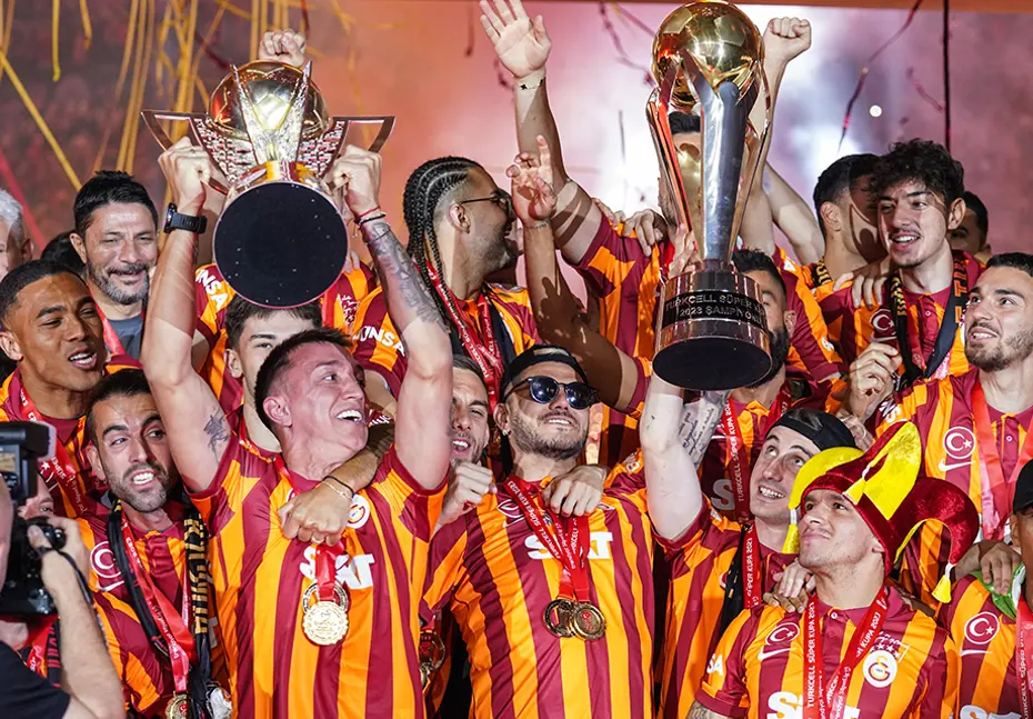 Görkemli kutlama: Şampiyon Galatasaray kupalarına kavuştu - 53 Görkemli kutlama: Şampiyon Galatasaray kupalarına kavuştu - 53