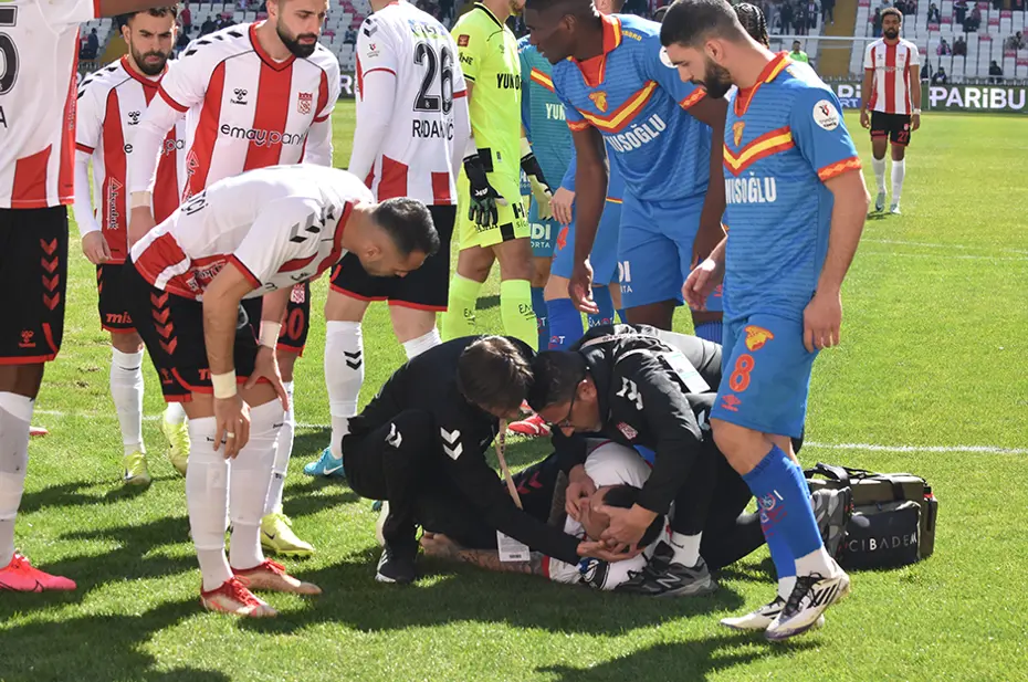 Sivasspor-Göztepe maçında talihsiz sakatlıklar: 2 futbolcu ambulansla hastaneye kaldırıldı - 3 Sivasspor-Göztepe maçında talihsiz sakatlıklar: 2 futbolcu ambulansla hastaneye kaldırıldı - 3