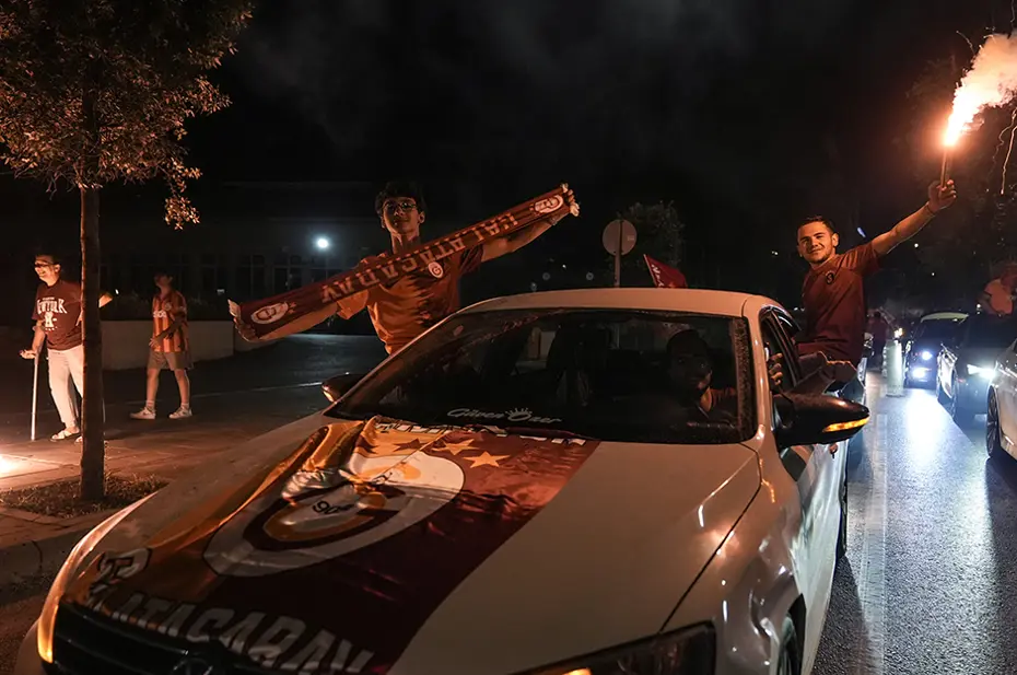 Galatasaraylı taraftarların şampiyonluk ve 5. yıldız kutlamalarından unutulmaz fotoğraflar - 24 Galatasaraylı taraftarların şampiyonluk ve 5. yıldız kutlamalarından unutulmaz fotoğraflar - 24