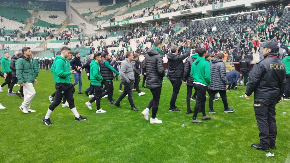 Bursaspor-Amedspor maçı öncesi futbolcular arasında arbede çıktı - 11