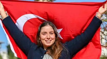 Bengisu Avcı'dan Kış Yüzme Dünya Şampiyonası'nda zafer