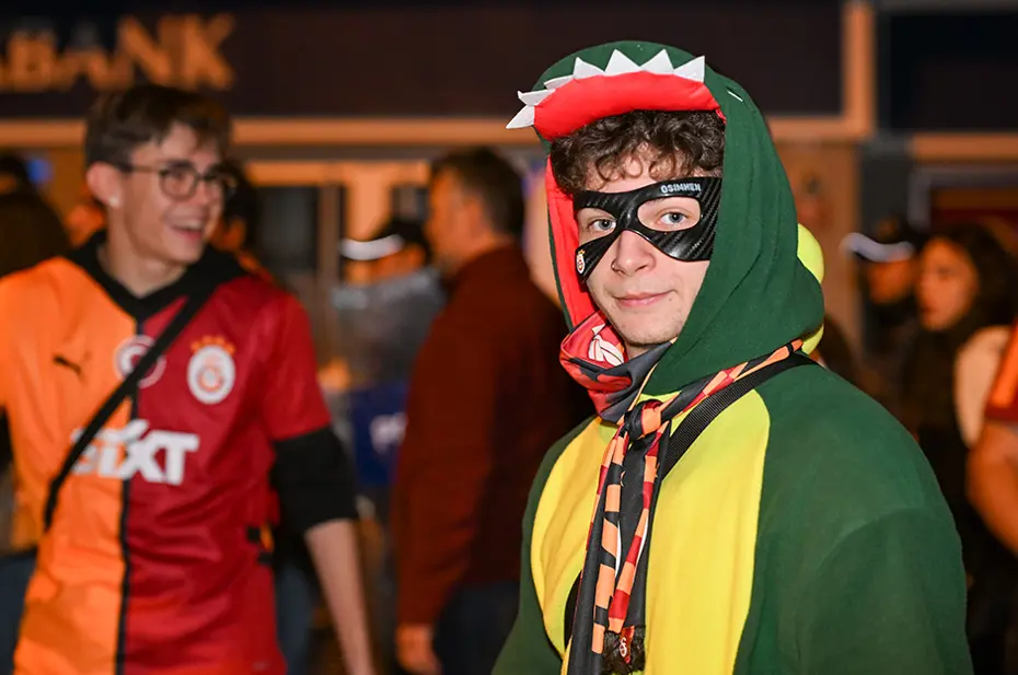 Galatasaraylı taraftarların şampiyonluk ve 5. yıldız kutlamalarından unutulmaz fotoğraflar - 12 Galatasaraylı taraftarların şampiyonluk ve 5. yıldız kutlamalarından unutulmaz fotoğraflar - 12