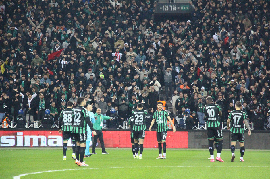 Tribünden düşen taraftar ağır yaralandı: Yoğun bakıma alındı