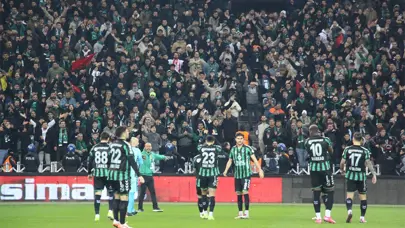 Tribünden düşen taraftar ağır yaralandı: Yoğun bakıma alındı